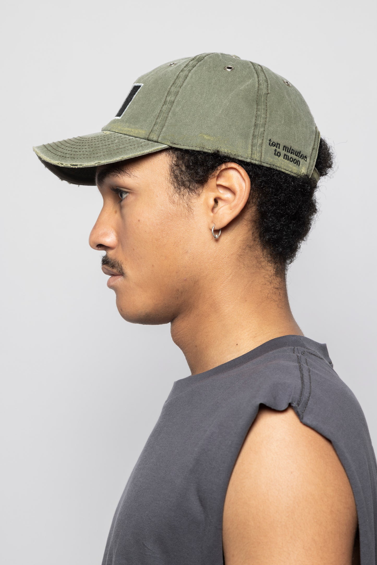 EYELETS FLAG HAT – WASHED OLIVE
