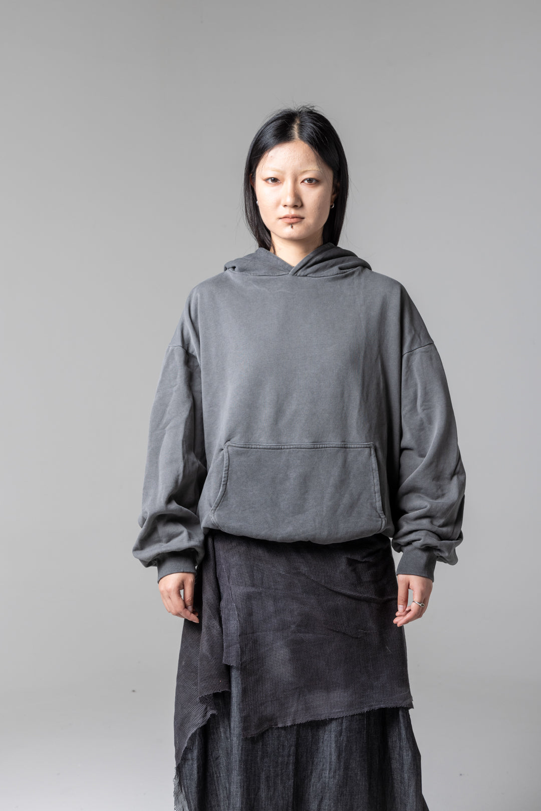 COLD-DYED CORPORATE HOODIE – GREY